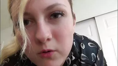 En tjej med en kurvig byst är knullad svensk porrfilm i båda hålen samtidigt