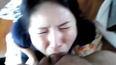 Tjej slickar våt fitta och ger sin flickvän till milf äldre orgasm