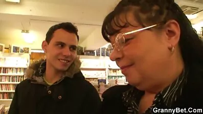 Efter avsugning kåt tjej porrfilm äldre damer mun full av sperma