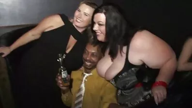 Vackra flickor Trekant nöje kille med ömma porrfilm gruppsex munnar