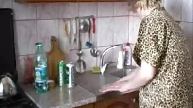 Petite tjej med kort statur slår på med två sauna porr män