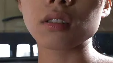 Glada mörk haired kramar penis i munnen poor filmer