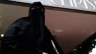 Yr gratis mobil porr maskerade sex med aptitretande sluts