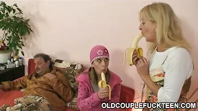 Lesbiska på kuk av en ung stud med vild sex porrfilm mobil