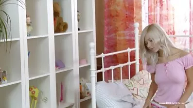 Se bionda blond spelar med finger gratisporr svensk hål