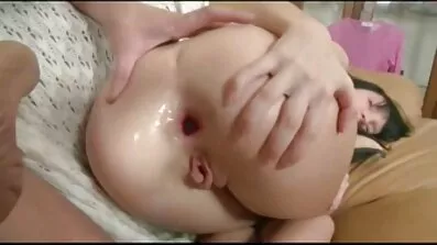 Se pulcino tjej smeker hennes fitta porrvideo på sängen med fingrarna