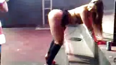 En lesbisk kom för en massage porr filmer med handling där hon fick ingången av en dildo i fittan