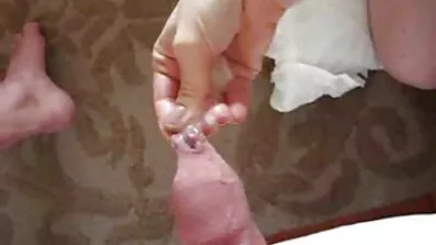 Sitter sensuell erotik på golvet Blond har en fitta aga