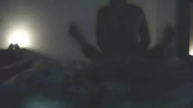 Tonåring tar det i båda hålen och stönar högt från sexfimer surr