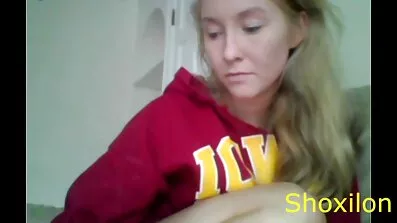 Han håller sig till en tjej i köket och gör dig doggy style grattis porr film för ett fuck