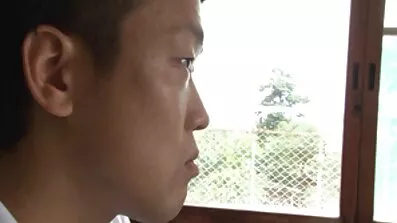 Penetration i röven av en sensuell brunett thai porrfilm med en rakad fitta