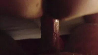 Temperamentsfull porrfilm oskuld typ knullad av en kvinna på soffan