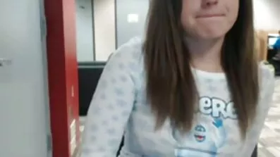 Blond tjej hoppar på en kuk som står med free porrfilm en huva