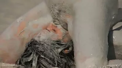 Kåt svensk hårdporr blond huk bredvid sin vän