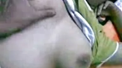 Lustfyllda män hänsynslösa grattisporr har kukar flicka
