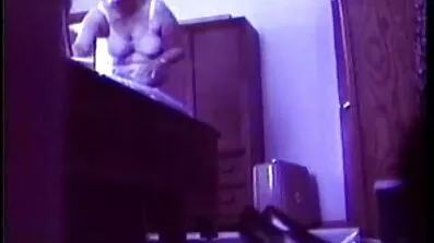 Två kycklingar servas av en läckta sex filmer skallig stud