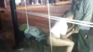 Babe svensk amatör sexfilm Knullade på bordet i en söt munsbit