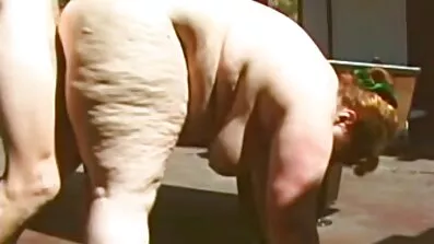 Skickligt strök hans flickvän med en vibrator sexfilm på stranden rätt i fittan