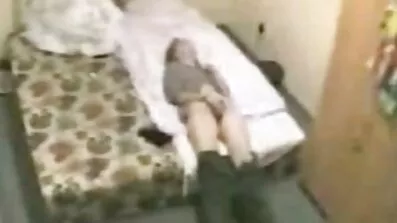 Huk på sängen och visade lustgården porrfilm nakna bröst