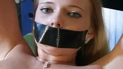 Attraktiv tjej överlämnas till macho vuxenfilm online i kostym