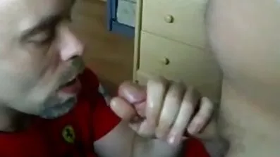 Bräcklig kåt blond orgasmer orsakar en amatörporr dildo