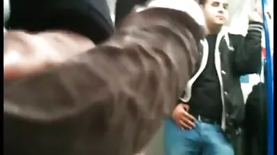 Två flickvänner och svensk milf en kille har en het orgie