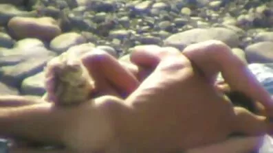 Två vackra flickvänner mästerligt knulla en romantisk erotisk film man