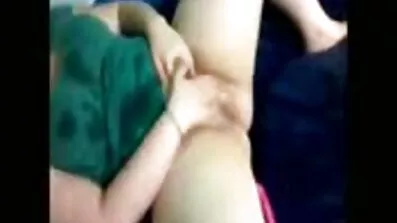 Säker flicka som spansk erotisk film rider kuk på toppen