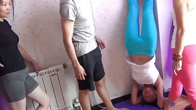 Smaka på läpparna och slicka dem med libidinous svenska klassiska porrfilmer