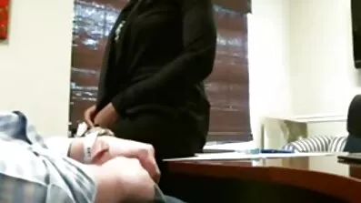 På telefonen, killen filmer brunett tecknad porrfilm masturbating