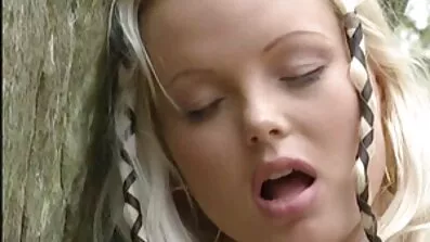 Skinn svenskt porrfilm bionda Blond onanerar på en sten