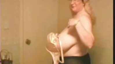Avslappnad flickor jävla het med en dildo gratis porr stora bröst
