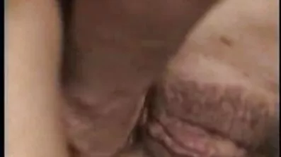 Blond odjuret vändningar en big booty framför en skallig bra porrfilm för par svart man