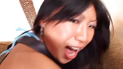 Hungrig tik hukade på en brun kuk på toppen sensuell erotik